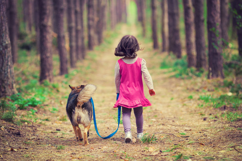 Petite fille promenant un chiot