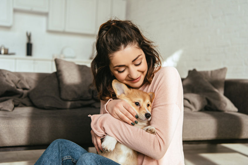 chien avec sa maitresse 